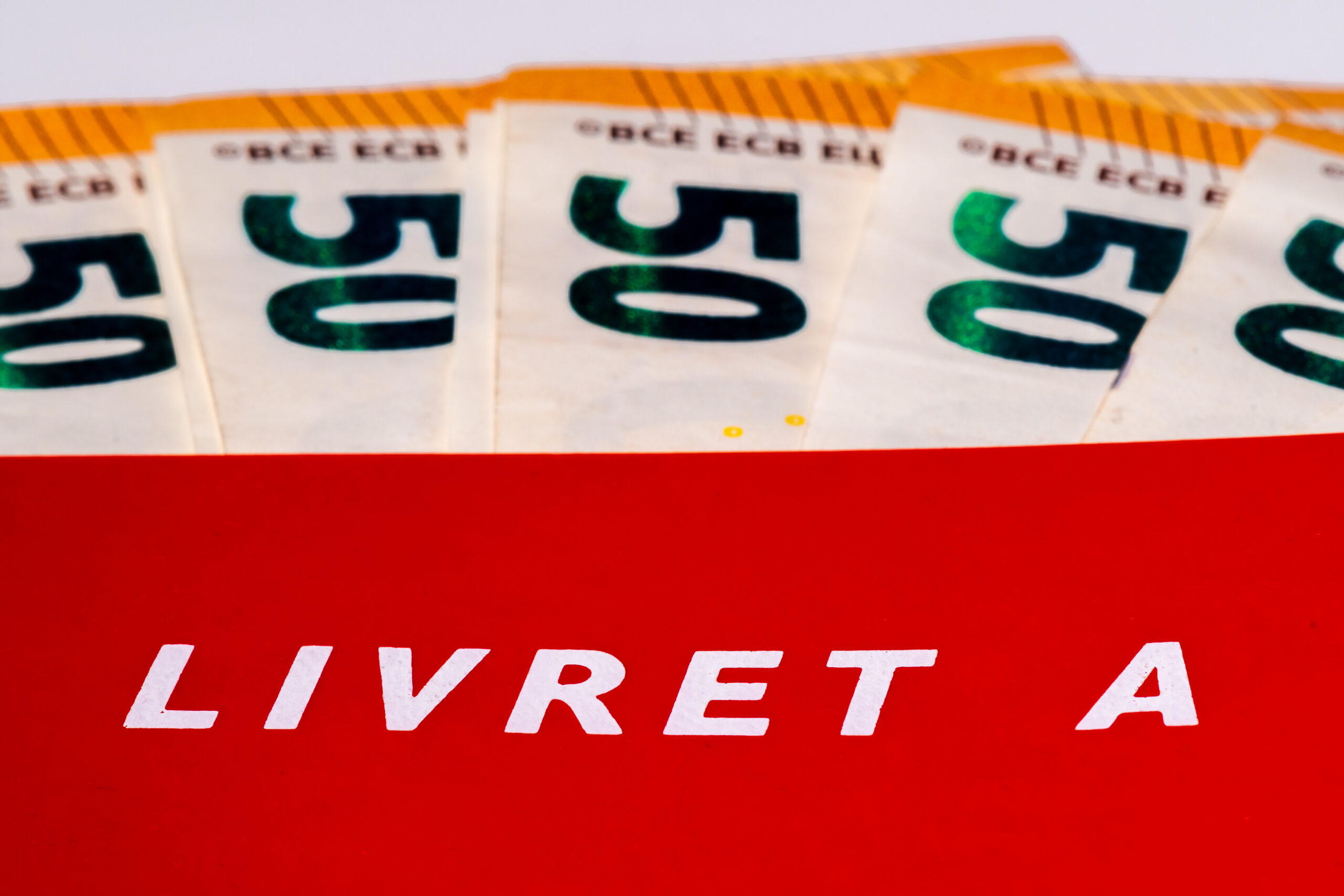 Livret A français accompagné de plusieurs billets de 50 euros
